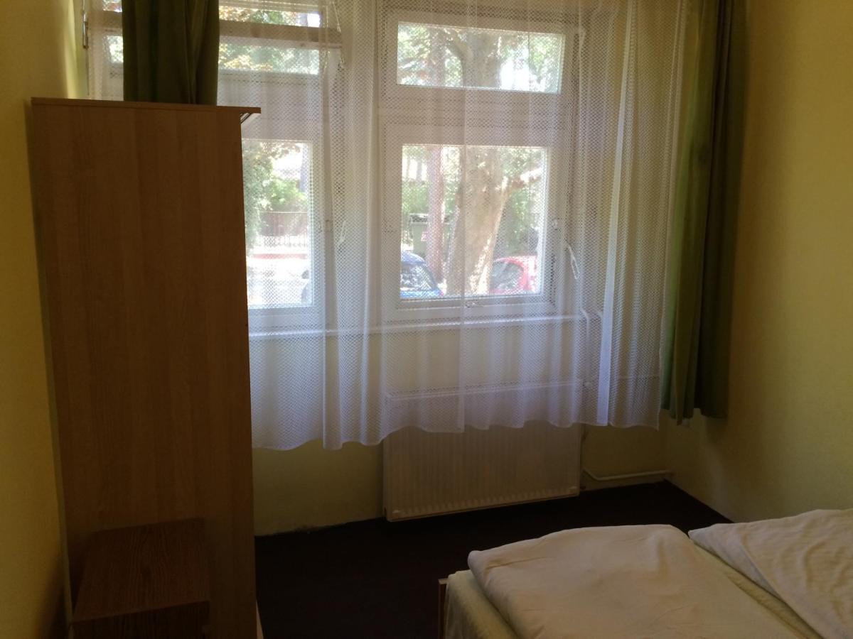 Fenyves Panzio Bed and Breakfast Siófok Rum bild